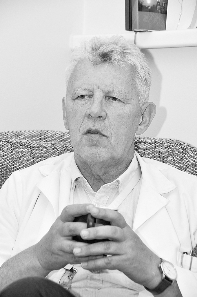 “Ja pacientam visu mūžu asinsspiediens bijis paaugstināts, uzsākot ārstēšanu, viņš var just diskomfortu. Parādās reiboņi, nogurums, miegainība. Organismam vajadzīgs zināms laiks, lai adaptētos,” skaidro dakteris Alfrēds Lībiņš.
Autors: Dainis Ģelzis