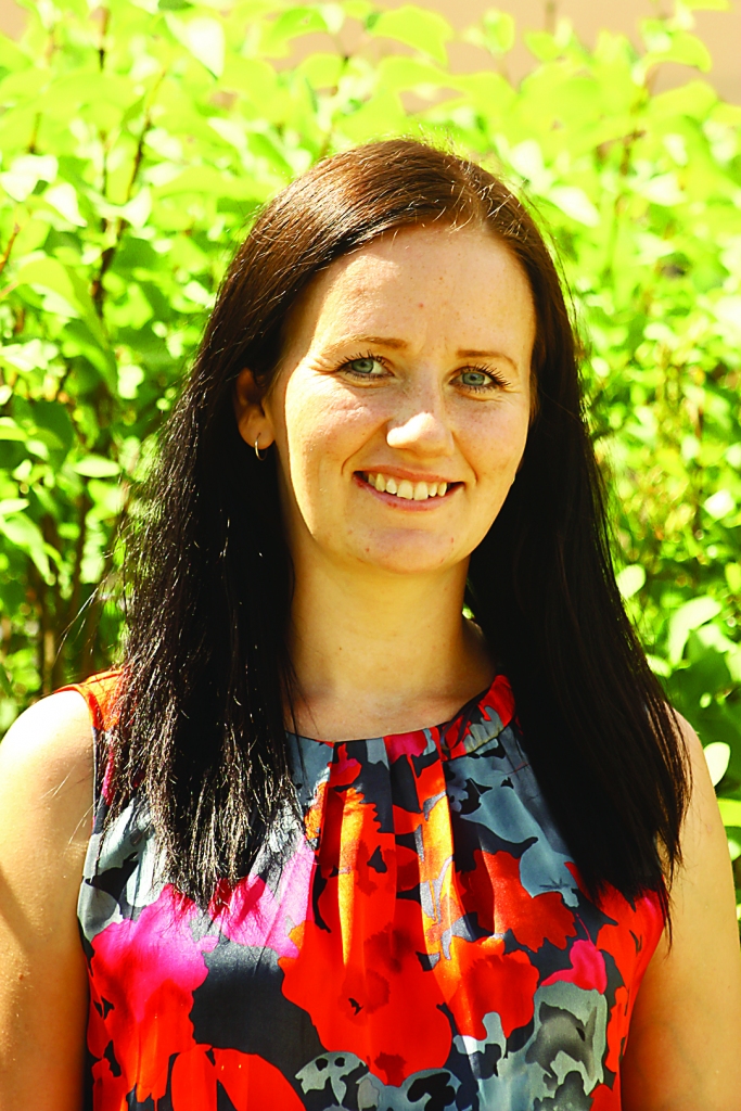 “Skolā gribu strādāt tāpēc, ka man tas patiešām dod gandarījumu. Pienākot svētdienai, esmu jau priecīga, ka nākamajā dienā ir jādodas uz skolu!” saka Sveķu un Gulbīša pamatskolas mājturības un tehnoloģiju priekšmeta skolotāja Laima Jaunzema. 
Autors:  Baiba Lukumīte