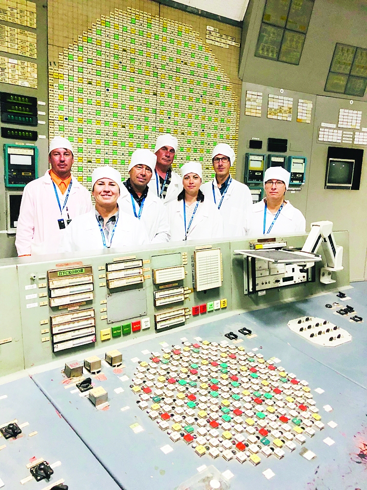 Madara kopā ar ģimeni trešā reaktora kontroltelpā. Kreisajā pusē iespējams redzēt sarkano AZ-5 pogu, kam bija jāaptur ceturtā reaktora darbība. 	
Autors: no personiskā arhīva