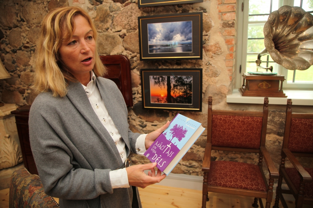 Gunita Ābola rāda Ingunas Baueres vēstures romānu “Mācītājs un viņa dēls”, kurā daudz pieminēta arī Rankas muiža. Grāmatā var iepazīties ar hernhūtisma vēsturi, vācu mācītāju lomu, jaunlatviešu kustības ideāliem un personībām, sociālisma ideju uzplaukumu. Tajā ir atspoguļota virkne 19.gadsimta beigu vēstures faktu. 
Autors: Gatis Bogdanovs