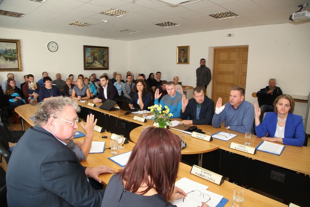 Klusējot bija klāt, visu redzēja un dzirdēja. Uz novada domes sēdi, kurā izšķīrās “Sila” liktenis, meža zemes aizstāvji bija ieradušies kuplā skaitā. Tie bija gan jauni, gan veci cilvēki. Viņu klātbūtne bija kā mēms pārmetums. “Vairāk nebalsošu ne par vienu no tagadējiem deputātiem,” “Dzirkstelei” pēc domes sēdes teica Lilija Sliņķe, kurai Jaungulbene ir dzimtā puse. 
Autors: Gatis Bogdanovs