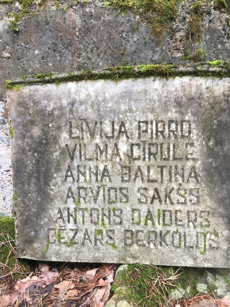 Šāda piemiņas vieta ir uzejama Silamiķeļu mežā Lejasciema pagastā. Tā stāsta par jauniešiem, kuri Latvijas pirmās brīvvalsts sākumā traģiski gāja bojā, iespējams, pārprastas romantikas, bet tikpat iespējams ideoloģisku maldu dēļ. 
Autors: Diāna Odumiņa