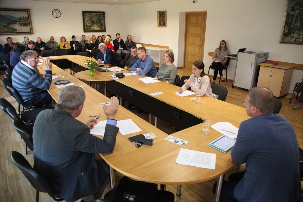 Deputāti bieži vien slinki apmeklē komiteju sēdes. Reizēm klausītāju-deputātu šādās sēdēs ir vairāk nekā deputātu-komiteju locekļu. 18.septembrī uz izglītības, kultūras un sporta komitejas sēdi bija ieradušies 5 no 7 locekļiem (attēlā). Tāpat - tautsaimniecības komitejas sēdi. Bet finanšu komitejas sēde 19.septembrī izgāzās, jo no 7 locekļiem ieradās tikai 3.    
Autors: Gatis Bogdanovs