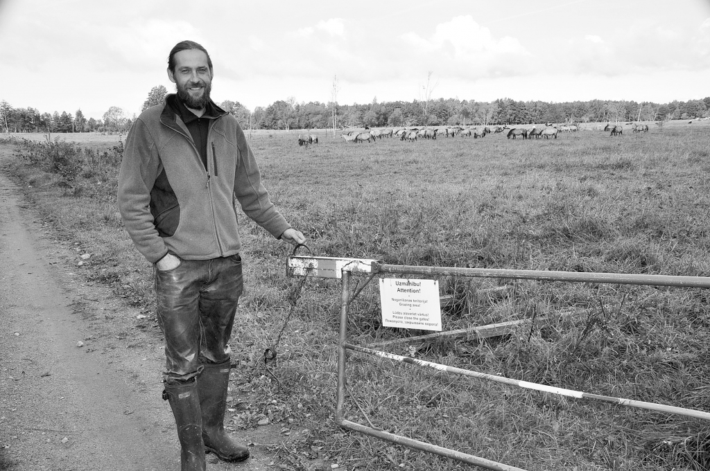 Papes dabas parka gids Ints Mednis atzīst: ja tūristi ņem līdzi iepriekš iegādātu pārtiku, tas bieži nozīmē, ka atkritumi paliek dabā.
Autors: Dainis Ģelzis