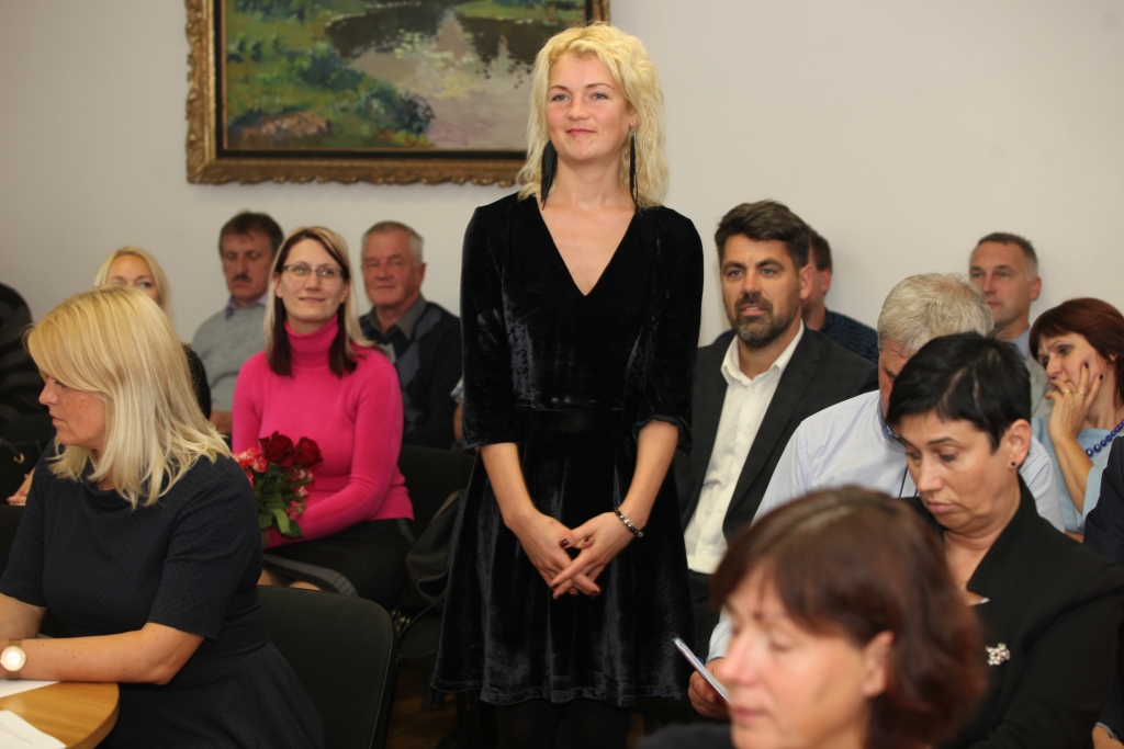 Balsojumā par Gulbenes novada pašvaldības jaunizveidoto pārvalžu vadītājiem 30.septembra domes sēdē opozīcijas deputāti ieturēja savu līniju. “Pret” Laura Krēmera (attēlā no labās) iecelšanu par Sporta pārvaldes vadītāju bija Anatolijs Savickis un Guna Pūcīte. Viņiem pievienojās vadošās koalīcijas pārstāve Lāsma Gabdulļina. Balsojumā par Gundegu Ķikusti (attēlā centrā) Kultūras pārvaldes vadītājas amatā “pret” bija G.Pūcīte un A.Savickis, atturējās vadošās deputātu koalīcijas pārstāve Ieva Grīnšteine. G.Pūcīte un A.Savickis bija pret Edīti Kanaviņu kā Izglītības pārvaldes vadītāju. E.Kanaviņa pati šajā balsojumā nepiedalījās. Deputāte Larisa Cīrule balsojumos par visiem trim pārvalžu vadītājiem nepiedalījās. Tomēr visi pārvalžu vadītāji tika apstiprināti amatos.    
Autors: Gatis Bogdanovs