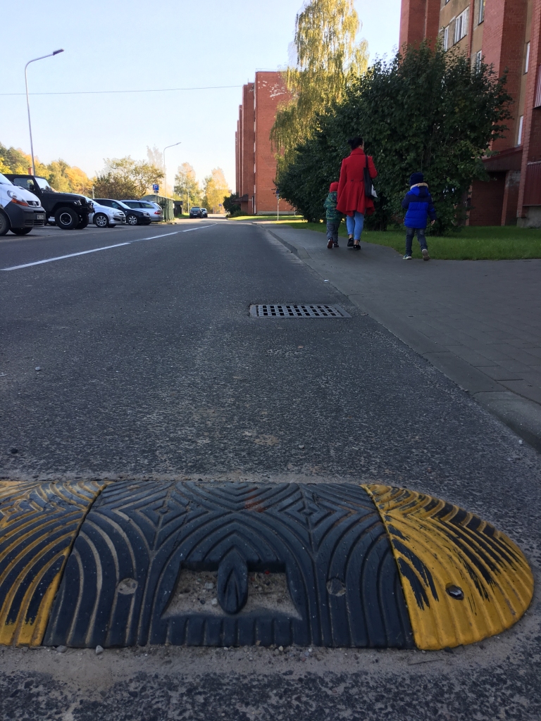 Projektējot Nākotnes kvartāla pārbūvi, pilsētas pārvaldnieks Gints Āboliņš uzstāja, ka ātruma slāpētājiem jābūt 7 cm augstiem.
Autors: Gatis Bogdanovs