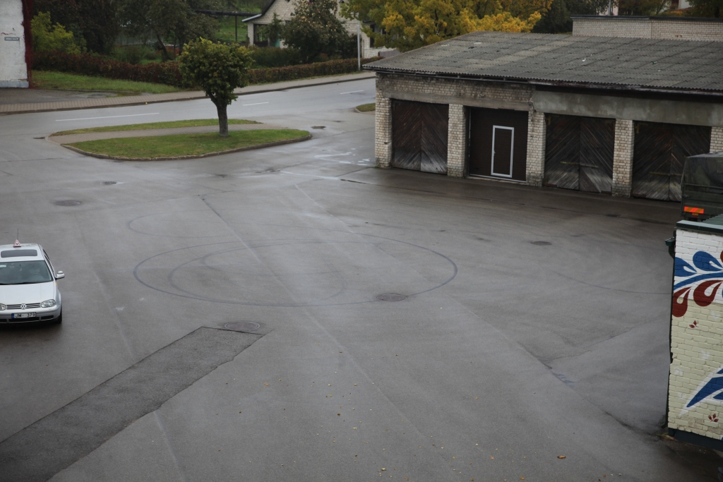 Ir redzams, ka arī stāvlaukumā pie Gulbenes kultūras centra kādam patīk neatļauti “griezt saulītes”. 
Autors: Gatis Bogdanovs