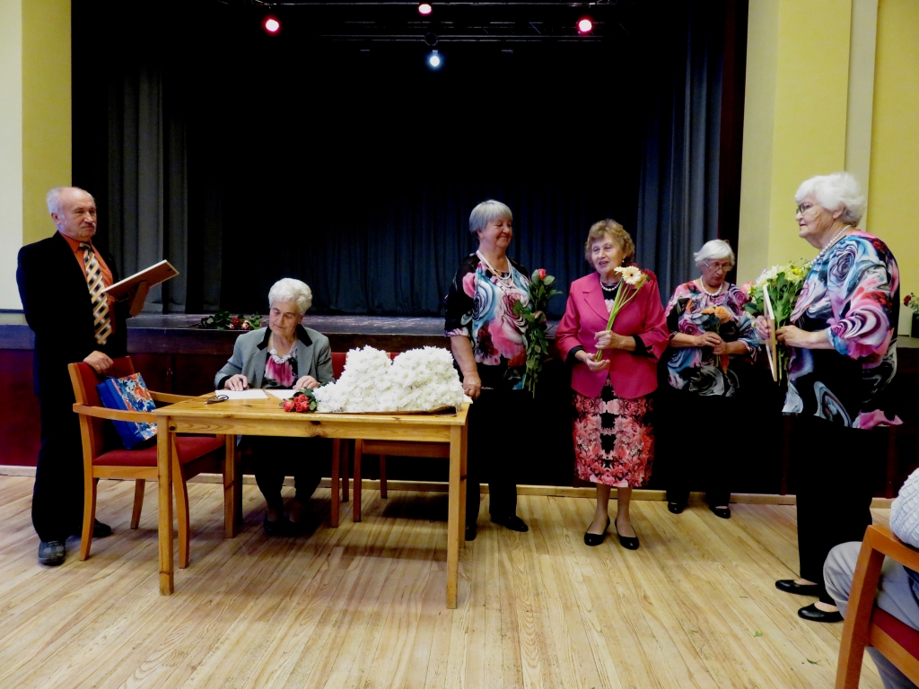 Biedrības priekšsēdētāja A.Vasiļjeva sāka sapulci ar pateicību bijušās Gulbenes pilsētas pensionāru apvienības ilggadējai vadītājai M.A.Kušķei.  
Autors: no privātā arhīva