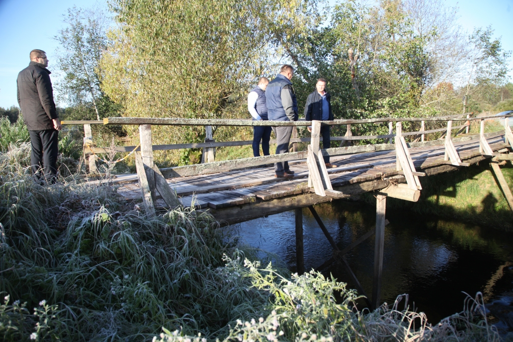 Pašvaldības pārstāvji, kuri pagājušajā nedēļā devās apskatīt Ratenieku tiltu, sprieda, ka tas ir tādā stāvoklī, ka to varētu remontēt, naudu paredzot pašvaldības budžetā.      
Autors: Gatis Bogdanovs