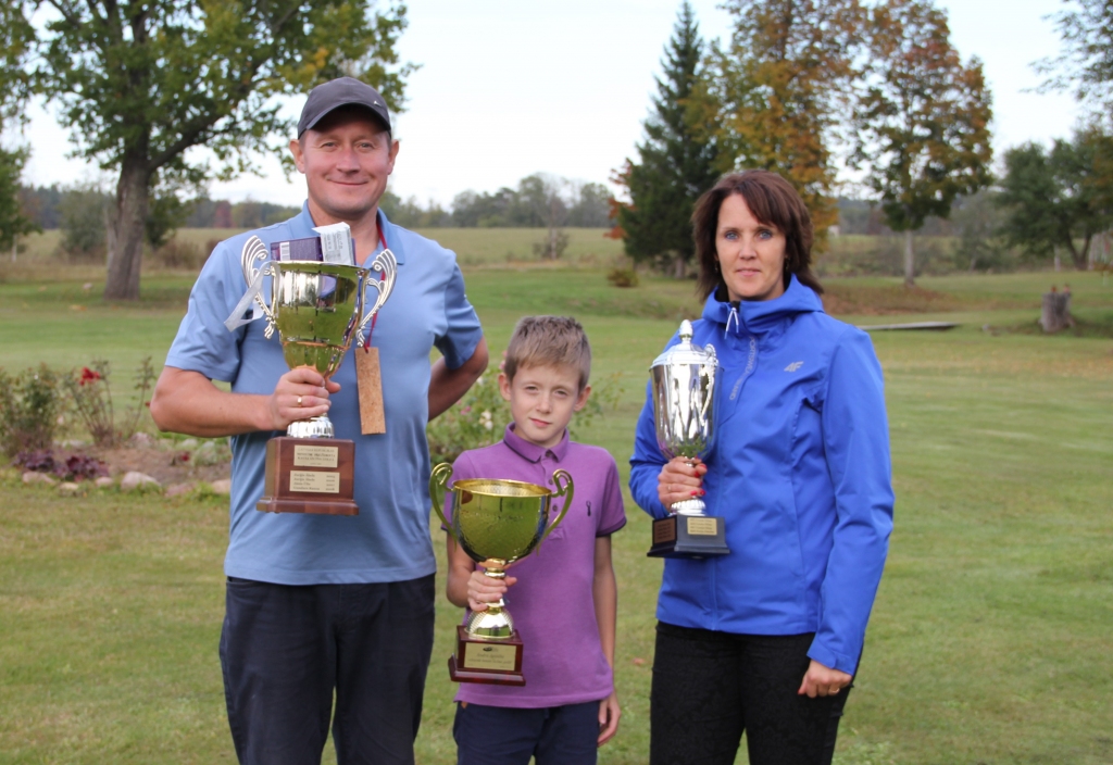Golfa laukuma “Siltie” noslēgumā ar kausiem varēja lepoties: (no kreisās) Gundars Rauza, Markuss Rauza un Dace Pajate. 
Autors: Aldis Strads
