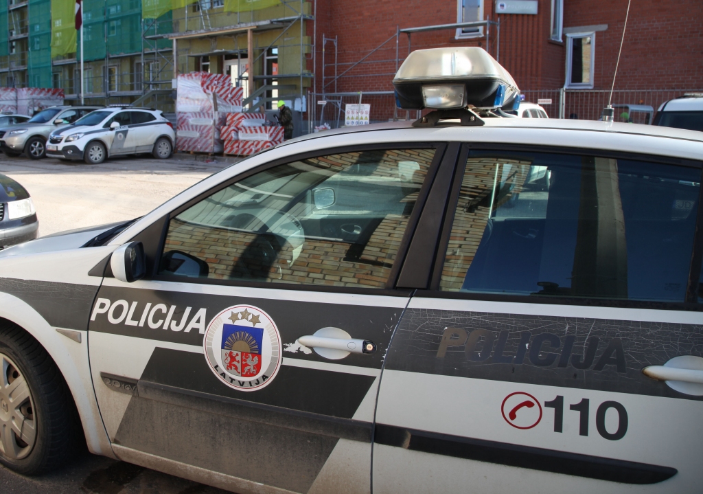 Policijas darbinieki gada tumšākajā laikā lielāku uzmanību pievērsīs tam, vai cilvēki lieto atstarojošos elementus.   
Autors: Gatis Bogdanovs