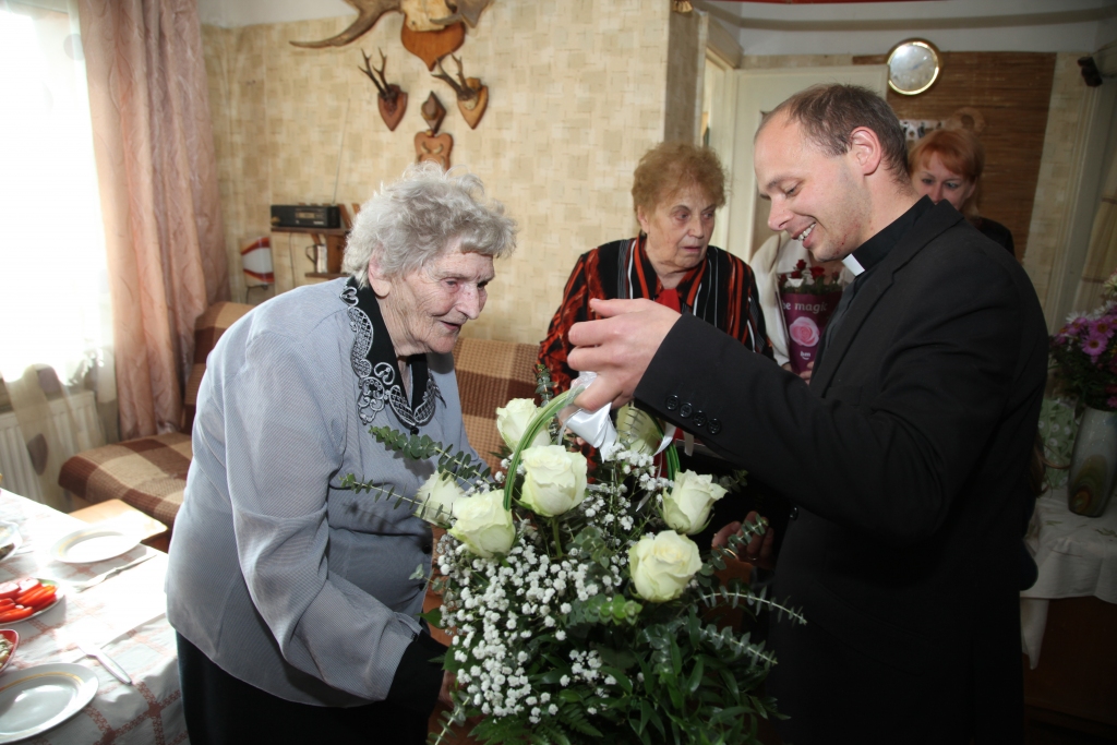 Aizlūdza par gaviļnieces veselību un kopā padziedāja ar Veltu Zaharāni un viņas sveicējiem Gulbenes luterāņu mācītājs Ilgvars Matīss. 
Autors: Gatis Bogdanovs