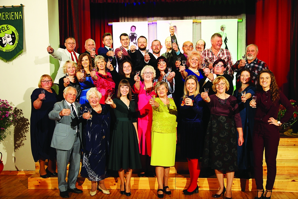20 gadu laikā Stāmerienas amatierteātrī “Spēle” ir darbojušies 43 aktieri. “Var teikt daudz, var teikt, maz. Bet jāsaprot, ka tā ir amatiermāksla, un cilvēkiem ir tiesības gan nākt, gan nenākt, jo neviens viņiem par to nemaksā, un viņi to dara no brīvas sirds un patikas. Mums nav vecs kolektīvs. Ir samērā daudz jaunu aktieru, kas nāk ar prieku. Vecākie aktieri ļoti labi pieņem jaunākos un otrādi. Mums nav paaudžu konflikta,” saka amatierteātra “Spēle” režisore Ilvita Kļaviņa. 	
Autors: Gatis Bogdanovs