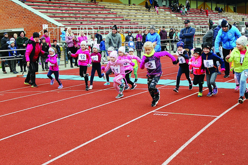 Jaunākie sacensību dalībnieki sacentās 400 m distancē, veicot vienu stadiona apli.	
Autors: Valērija Olekša 