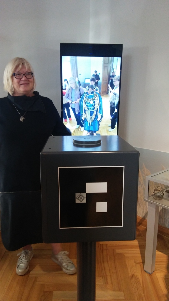 Vēsturniece Inese Vempere iepazīstina ar Talsu novada muzeja jauno arheoloģisko ekspozīciju, kurā ir vairāki interaktīvi objekti. 
Autors: Pārsla Konrāde