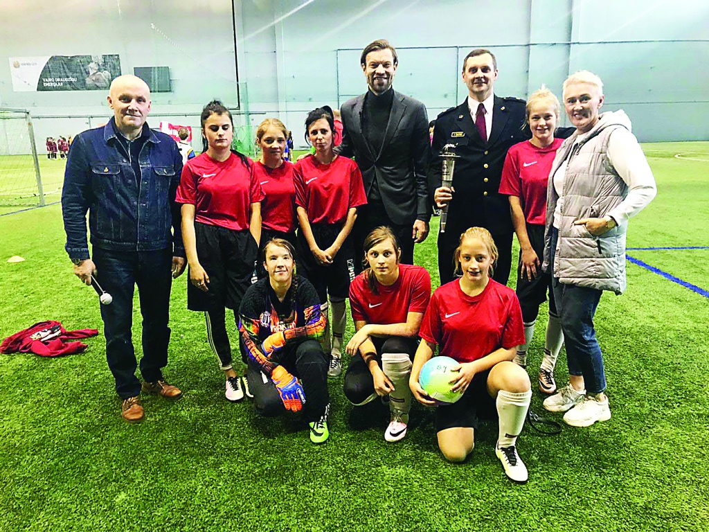 Sveķu pamatskolas meiteņu futbola komanda kopā ar Latvijas Futbola federācijas prezidentu Kasparu Gorkšu, Rīgas pašvaldības policijas pārstāvi Deinu Milleru, Sveķu pamatskolas direktoru Aigaru Lasi un sporta skolotāju Daci Dīvāni. 	
Autors: no privātā arhīva