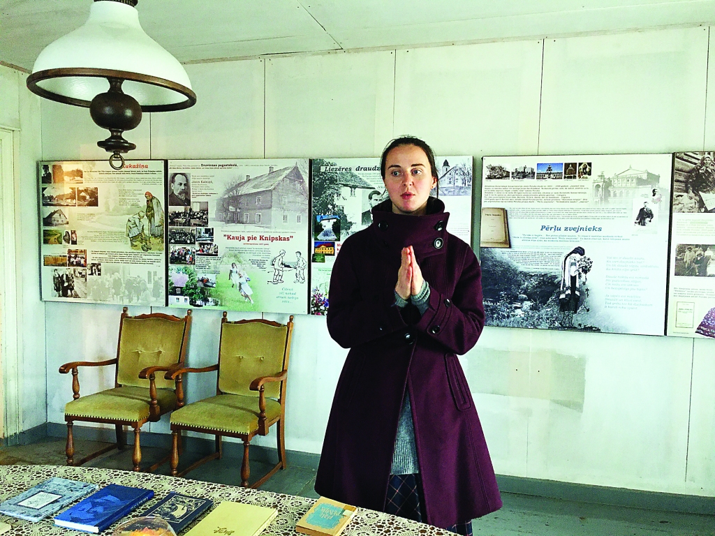 Dienu pirms Druvienas dzejnieka Jāņa Poruka (1871-1911) dzimšanas dienas lietainā 12.oktobra pusdienlaikā vecajā skolā-muzejā sapulcējās dzejnieki un dzejas klausītāji. Muzeju izgaismoja sveces krāšņos lukturos, kuri piestāv Druvienas izcilā dizainera Jūlija Straumes (1874-1970) estētismam. Visur bija rudens ziedi, arī pa kādai vēlai rozei, kas šķita noplūkta kādā no J.Poruka dzejoļiem. Visus ienākt laipni aicināja Kristīne Krama (attēlā) – Druvienas meitene, kura šogad ir kļuvusi par vecās skolas-muzeja vadītāju, palaižot pelnītā atpūtā priekšgājēju Ligitu Zvaigznekalni. K.Krama ir beigusi Banku augstskolu, strādājusi Rīgā nekustamo īpašumu jomā, tomēr atgriezusies dzimtajā pusē – skaistajā Druvienā. Šī ir viņas radniecības un gara saiknes vieta. Viņa ir Druvienas kādreizējās ciema padomes priekšsēdētājas Aijas Mekšas mazmeita. Zīmīgi, ka vecmāmiņa ir stāvējusi pie vecās skolas-muzeja izveides. Mazmeita augstu vērtē godu strādāt šajā muzejā. 	
Autors: Diāna Odumiņa