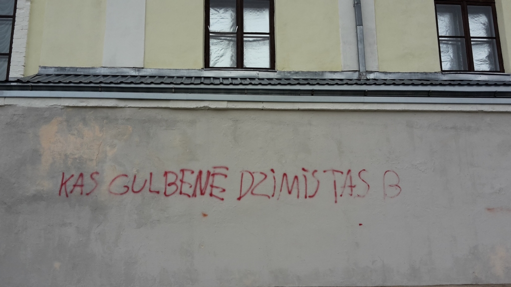 Šādi uzraksti un neķītri zīmējumi redzami uz Vecgulbenes muižas kompleksa ēkām. Kas ir to autors, pagaidām nav zināms.  
Autors: Inita Savicka