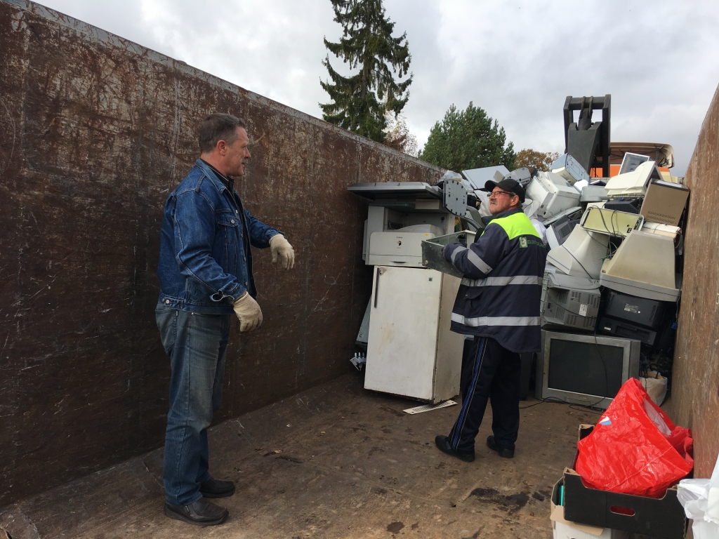 Ivars Gailītis (no kreisās) no Stradu pagasta bija atvedis nodot mājās sakrājušās vecās elektropreces, no kurām nezināja, kā godam tikt vaļā. 	
Autors: Diāna Odumiņa