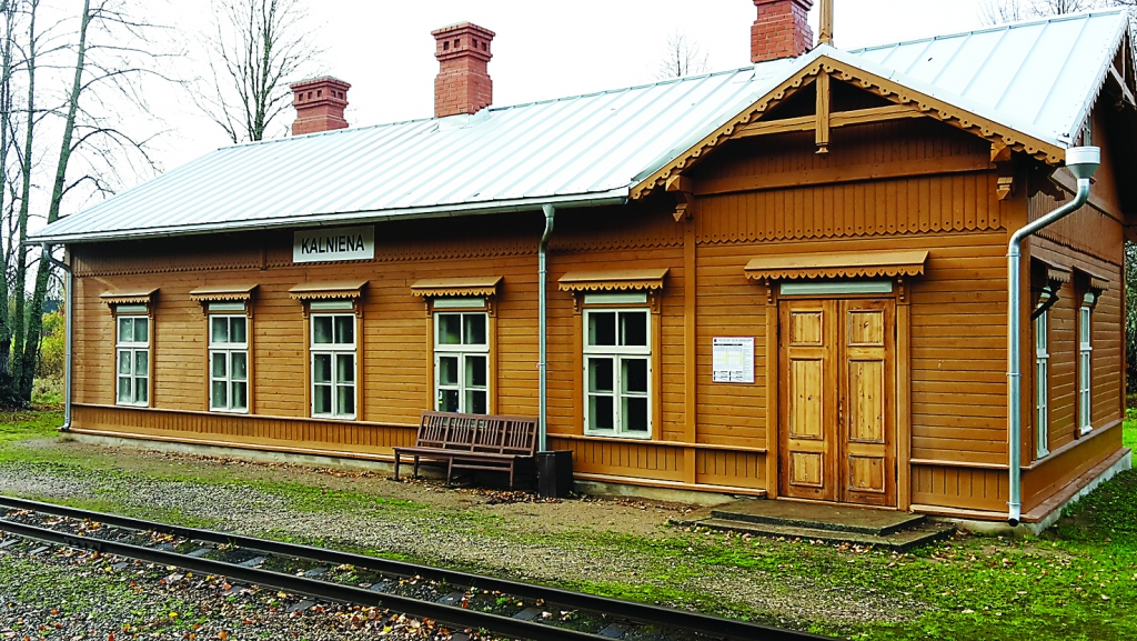 Kalnienas stacija tagad ir nokrāsota oriģinālajā tonī. Tai ir skārda jumts kā Latvijas laikos. Arī skursteņi tagad ir tādi, kādi bijuši vēsturiski, un logi tapuši pēc vēsturiskā dizaina. 
Autors: Inita Savicka