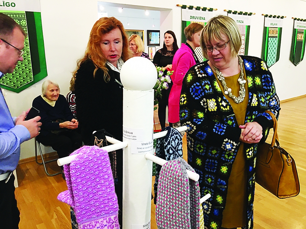 Katrs atrod sev tuvo. Kādam tie ir tradicionālie cimdi, citam - rotaļa par cidmu tēmu. Laila Ķiploka (priekšplānā no kreisās) aizraujas ar suvenīru veidošanu. 	
Autors: Diāna Odumiņa 