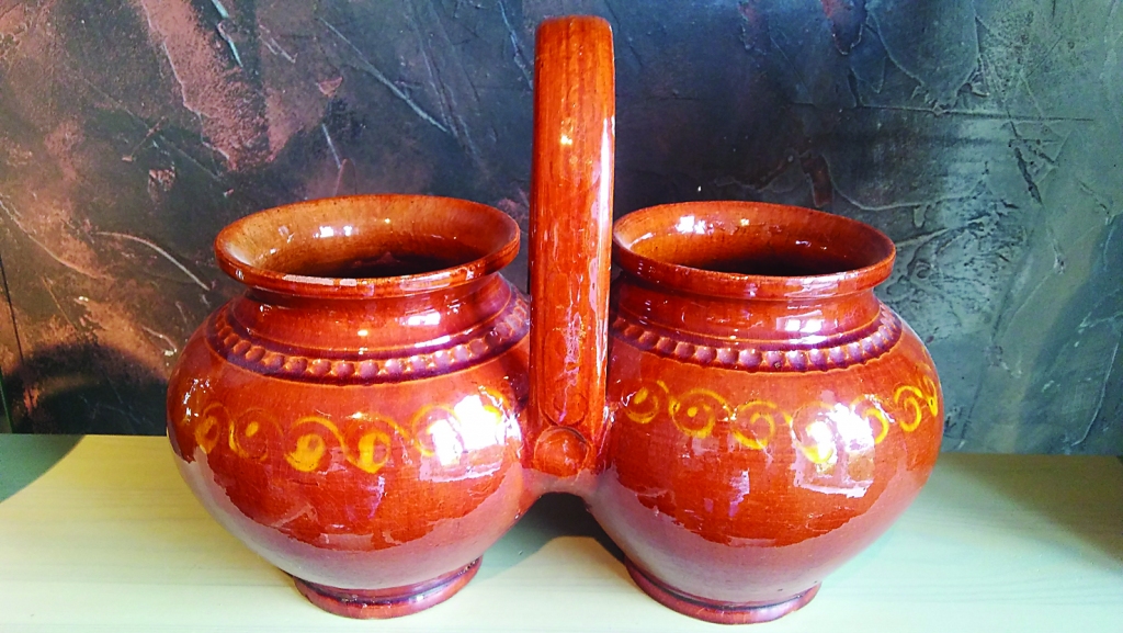 Puorūss jeb pārosis un puorinīks jeb pārinieks (dvīņu pods) – tajos laukstrādniekiem ēdienu nesa, tie labi saglabā siltumu. Mēdz būt arī trīs podi kopā sastiprināti. Krējuma pods, kurā iekšā paliek krējums, bet pa tekni notek suliņas. 
Autors: Pārsla Konrāde