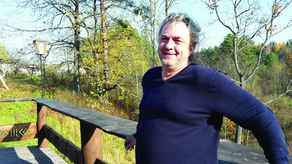 Dzīvesgudrs, sirsnīgs, vienkāršs un ar harismu - tādu iespaidu par sevi atstāj kordiriģents Uldis Kokars, kurš nu jau ceturto gadu arī Lejasciemu sauc par savām mājās un jūtas tur ļoti labi. 
Viņš arī atklāj, ka Rīgā nedzīvos visu mūžu - to viņš zinot skaidri. Pēc kāda laika viņš varētu būt tikai šeit, Lejasciemā. Gar mājām tek upe Tirza, kur Uldis iemēģinājis arī savu makšķernieka roku - ir ticis pie pāris sapaliņiem, arī asari esot. “Bet nav jau kad - tur jau tā nelaime,” smejoties saka Uldis, kurš ikdienu pavada starp Rīgu, Lejasciemu, Gulbeni un Balviem.  
Autors:  Inita Savicka