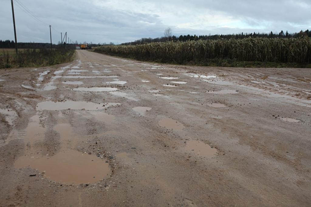 Pēc šīm lietavām lauku ceļi vietām ir ļoti grūti izbraucami, un tikai reto ceļa posmu gaida remonts.
Autors: no “Dzirksteles” arhīva