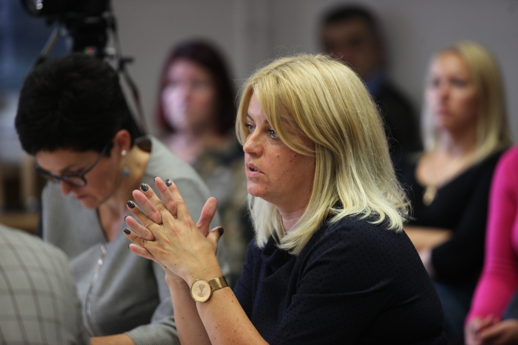 Pašvaldības izpilddirektore Lienīte Reinsone saka, ka lēmums par abu pašvaldības uzņēmumu apvienošanu varēs tikt pieņemts tikai pēc saskaņojuma saņemšanas Konkurences padomē.
Autors: no 