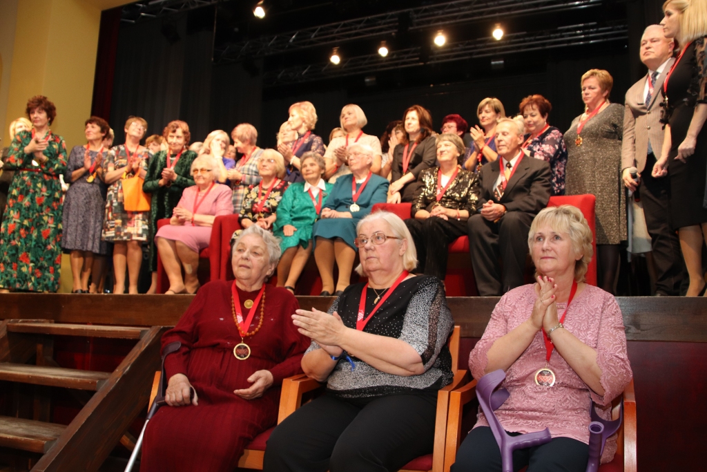Ar reizē priecīgu un smeldzīgu kopā būšanas sajūtu sestdien, 19.oktobrī, izskanēja vairs neesošās Gulbenes vidusskolas (tagad - Gulbenes novada valsts ģimnāzija) 75 gadu absolventu un bijušo un esošo skolas darbinieku salidojums. Tas noritēja divās “pieturvietās”. Pirmā pulcēšanās vieta bija pilsētas kultūras centrs. Par to, ka pasākums ir gaidīts un svarīgs, liecināja pārpildītā zāle un pat balkons, kur ir kopumā 400 sēdvietu. Visiem krēslu nepietika. Daudzi palika stāvēt kājās ar puķēm rokās, lai tikai būtu kopā šeit un tagad. Kopā tika reģistrēti mazliet vairāk par 700 absolventiem un skolas darbiniekiem. Goda vietā, protams, bija skolotāji. “Jūs esat vislabākie!” uzrunādams kolēģus, teica Gulbenes vidusskolas un sākumskolas pēdējais direktors Aivars Mednis. 
Autors:  Gatis Bogdanovs