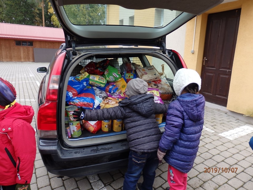 Gulbenes 1.bērnudārza bērnu sarupētās dāvanas ķepaiņiem.
Autors: Astes un Ūsas (facebook.com)