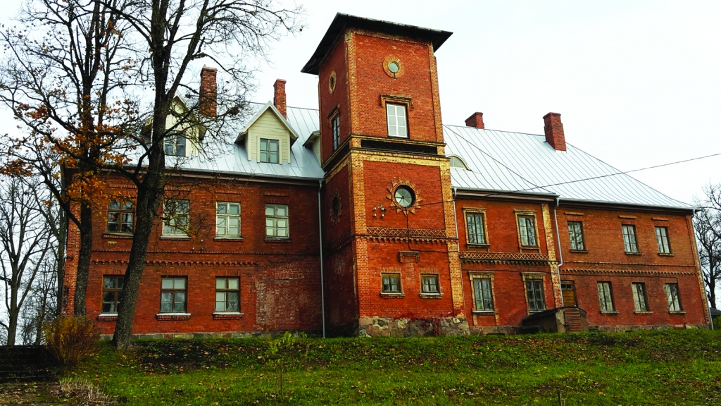 Sarkanā pils bija asimetriska ēka, kuras divstāvu centrālajam būvapjomam vienā pusē piekļāvās trīsstāvu kvadrātveida tornis un arkāžu veidota lodžija ar terasi otrā stāva līmenī, bet otrā pusē - vienstāva korpuss. Tomēr sākotnējo izskatu būve zaudējusi, kad 20.gadsimta 20.gados tā pārveidota par skolu. Pašlaik Sarkanās pils apjomu var saskatīt tikai pēc atsevišķiem elementiem ēkas apdarē. Ēkai saglabājies Vecgulbenes muižā vairākām ēkām raksturīgais elements – tornis. Lai arī tornim vairs nav no koka veidoto elementu, tā sienas joprojām rotā atsevišķi apdares elementi vai to fragmenti, kas veidoti no ķieģeļiem.
Autors: Anatolijs Savickis