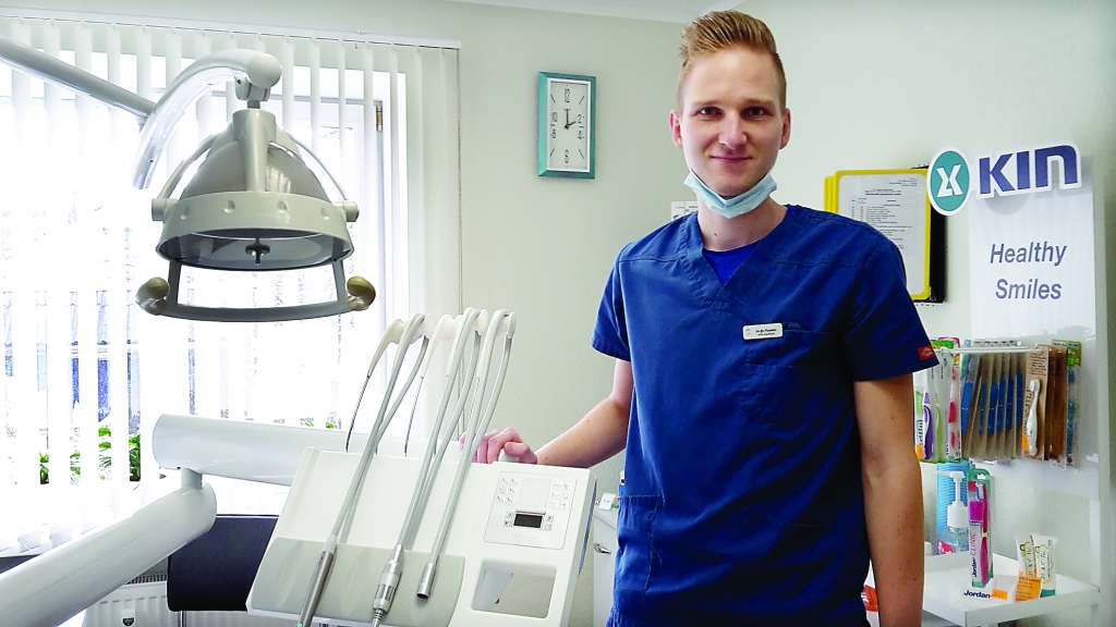 Jurģis Skopāns uzsver - lai arī zobu higiēnists ir salīdzinoši jauna profesija Latvijā, tomēr speciālistu šajā profesijā netrūkst. “Lielākoties pie zobu higiēnista nāk tie, kuriem jau ir problēmas. Vai cilvēki ieklausās padomos? Kaut kāds procents ieklausās, bet ir arī tādi, kurus ir grūti pārliecināt. Mans darbs ir izstāstīt, kā un ko labāk darīt, un pacients pats nonāk pie secinājuma, vai viņam tas ir vai nav vajadzīgs,” saka Jurģis.  
Autors: Inita Savicka