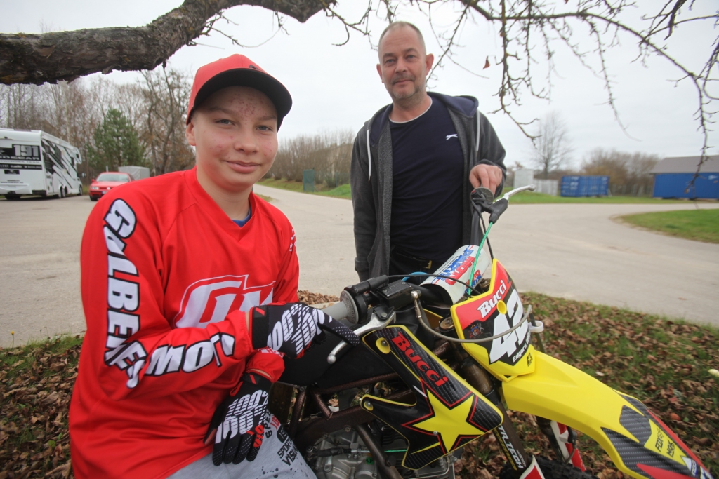 Ir publiskots 2019.gada Latvijas un Baltijas motokrosa čempionāta laureātu saraksts, kurā ir arī vairāki Gulbenes novada motobraucēji. Starp tiem Gulbenes 2.vidusskolas audzēknis Edgars Upītis (“Gulbenes Moto”), kurš ir jaunais motosportists ar potenciālu. Nacionālajā Kausā, kas ir vienas no prestižākajām sacensībām Latvijā un Baltijā, šajā sezonā “Mini MX” klasē viņš izcīnīja augsto 2.vietu. “Mums ar Edgaru ir noruna: ja viņam patīk motosports, es esmu ar mieru atbalstīt,” saka Edgara tēvs Agris. 
Autors: Gatis Bogdanovs