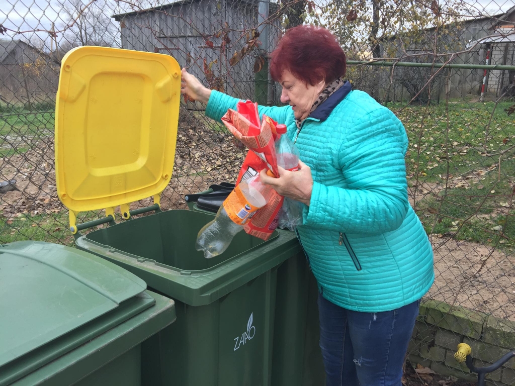 Edīte Brīdaka dzīvo privātmājā un veiksmīgi šķiro atkritumus. Sarežģītākais sākumā bijis saprast, kurus produktu iepakojumus drīkst mest šķiroto atkritumu urnā un kuri ir parasti sadzīves atkritumi. 
Autors: INGŪNA JOHANSONE