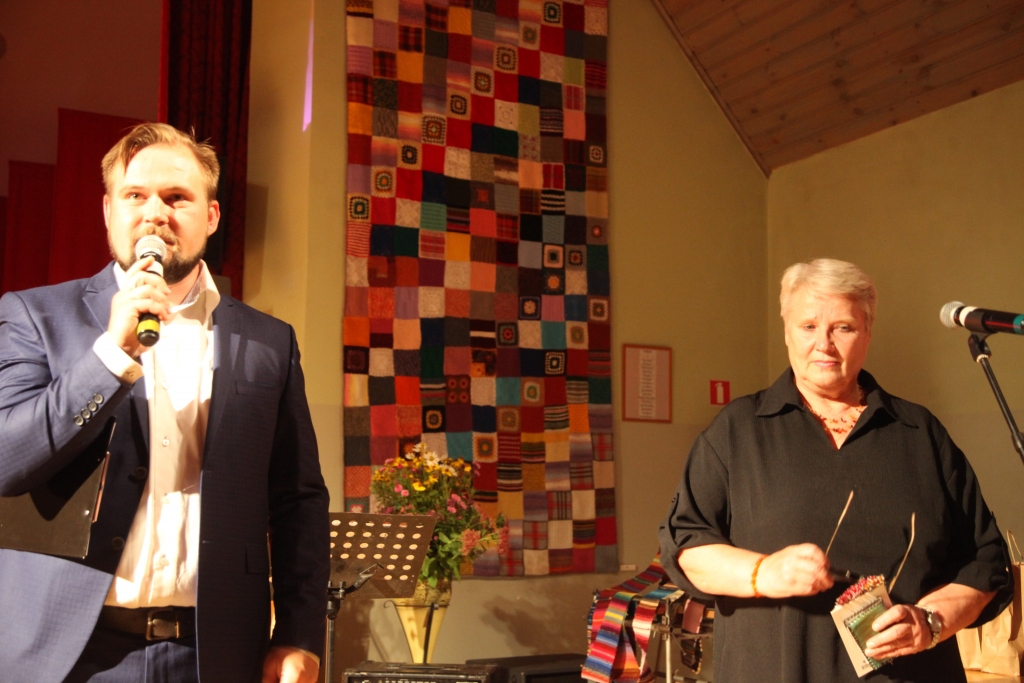 Edijs Frīdenbergs vadījis daudzus pasākumus Gulbenē un citviet, kā arī Galgauskas dziedāšanas biedrības 95.jubilejas pasākumu pagasta kultūras namā. 
Autors: no “Dzirksteles” arhīva