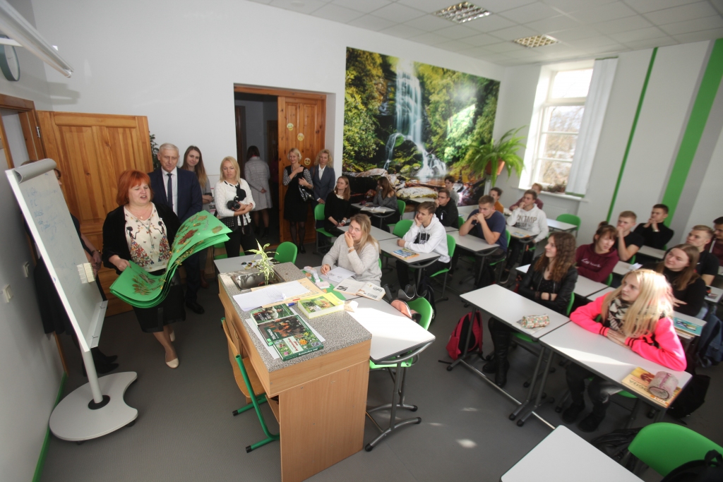 Sakārtota, moderna un skaista vide - šādas pārmaiņas piedzīvojusi Gulbenes 2.vidusskola pēc būvdarbu pabeigšanas. Aptaujātie vecāko klašu skolēni “Dzirkstelei” atzīst, ka pēc remonta skolas telpas esot gaišas un tajās atrasties esot daudz patīkamāk. 
Autors: Gatis Bogdanovs