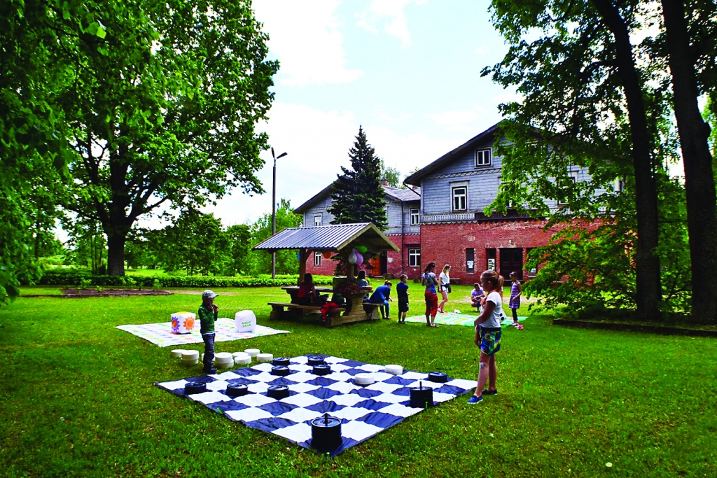 Lai arī bibliotēkas vairs Mālmuižas pilī nebūs, āra lasītava tiks saglabāta. 
Autors: no Lejasciema pagasta arhīva