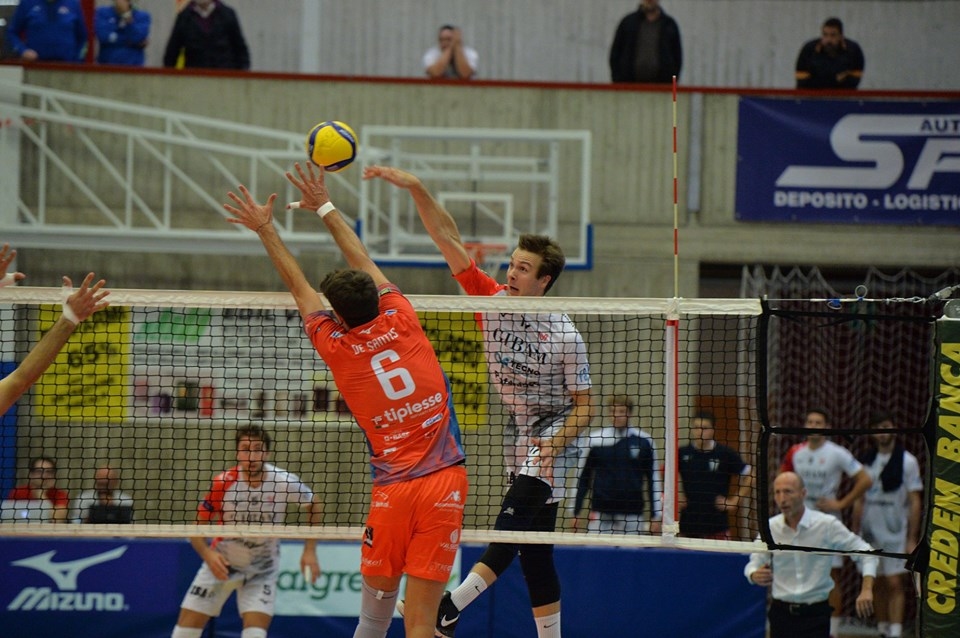 Itālija, 3.īgas spēle. Atvara Ozoliņa pārstāvētā GIBAM FANO svētdien tikās ar VIVIBANCA TORINO un uzvarēja 3:1. Atvars Ozoliņš spēlēja komandas pamatsastāvā un bija komandas otrs rezultatīvākais spēlētājs ar 14 gūtajiem punktiem. 
Autors: no Latvijas Volejbola federācijas arhīva