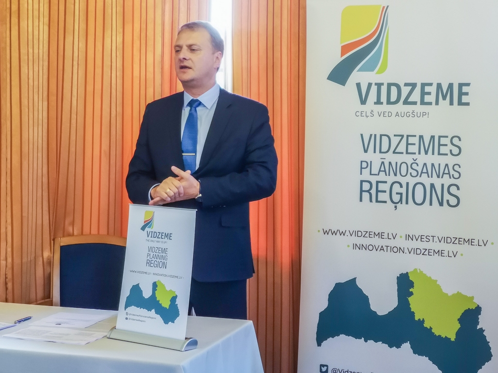 Pārgaujas novada domes priekšsēdētājs Hardijs Vents uzsvēra: “Vidzemes plānošanas reģions vēlētos redzēt vienmērīgu reģionālo politiku katrā no teritorijām, tostarp Vidzemes plānošanas reģionā, un arī skaidrāku reģionu lomu Nacionālajā attīstības plānā.”
Autors: no Vidzemes plānošanas reģiona arhīva