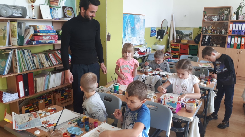 Jau ir sācies ģimnāzijas pirmais Brīvprātīgā darba projekts - skolā ir ieradies brīvprātīgais jaunietis no Gruzijas George (Džordžs). 
Autors: Gulbenes novada valsts ģimnāzija (facebook.com)