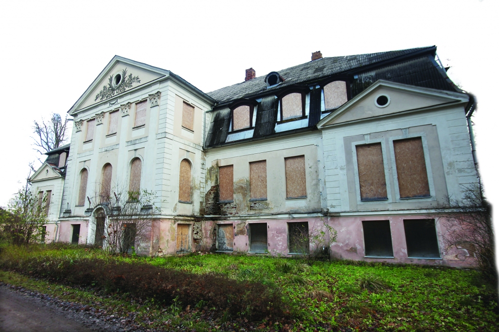 Kalnienas muižas ēka nu jau 15 gadus raugās aizsistām logu acīm, jo nav atradies īpašnieks, kas par to rūpētos. 	
Autors: Gatis Bogdanovs