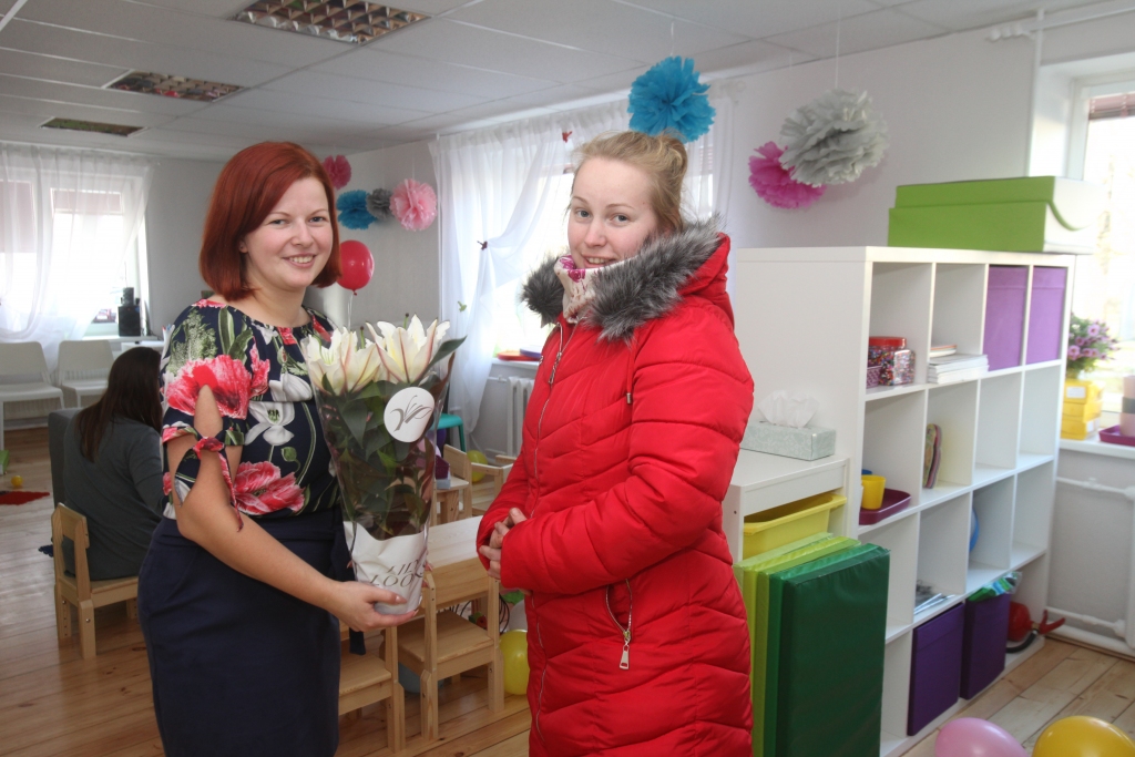 Annija Ceriņa ģimenes studijas atvēršanas dienā saņēma apsveikumus un ziedus no māmiņām. 
Autors: Gatis Bogdanovs