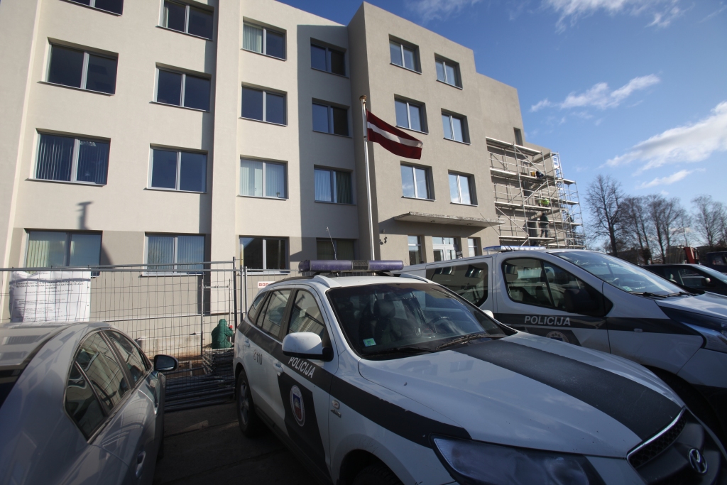 Skaista un silta ēka. Valsts policijas Gulbenes iecirkņa ārējā fasāde ir piedzīvojusi pārvērtības. Ieejot iekšā, kā pārliecinājās “Dzirkstele”, bez atļaujas saņemšanas neviens netiek tālāk par 1.stāvu, jo durvis ir slēgtas. Lai nokļūtu tālāk, ir jāvēršas pie dežuranta.  
Autors: Gatis Bogdanovs