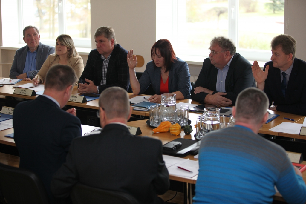 Vakar, 31.oktobrī, kārtējā Gulbenes novada domes sēdē vietējie deputāti vairākos jautājumos uzskatāmi pierādīja, ka cītīgi lasa dokumentus, analizē situācijas, domā līdzi un arvien biežāk sāk balsot pēc savas personiskās izvēles. Jau ir pierasts tā rīkojamies redzēt opozīcijas deputātus. Tomēr tagad drosmīgi savu citādo viedokli ir sākuši aizstāvēt arī tie, kuri līdz šim lielākoties pieslējās savas partijas saraksta deputātu vairākumu domām. Šoreiz ar izteiktu sava viedokļa paušanu sevi apliecināja Lāsma Gabdulļina (trešā no labās) no ZZS. Jāatgādina, ka 2017.gada pašvaldību vēlēšanās viņa no savas partijas saraksta bija otrā populārākā persona aiz kolēģa Andra Vējiņa. 	
Autors: Gatis Bogdanovs