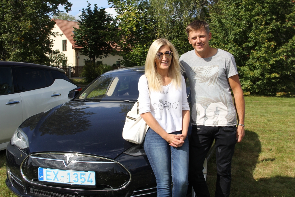 JAUDĪGI UN PIEVILCĪGI. Par videi draudzīgo automobiļu jomas vadošo spēlētāju var uzskatīt kompāniju “Tesla”. Šie braucamie ir ne vien energoefektīvi un videi draudzīgi, bet arī vizuāli pievilcīgi un jaudīgi. Attēlā – valmierieši Baiba un Ritvars Ansoni pie sava elektromobiļa “Tesla S85”, ar kuru viņi brauc jau vairākus mēnešus, un ir ļoti apmierināti ar izvēli.
Autors: Sandra Apine 