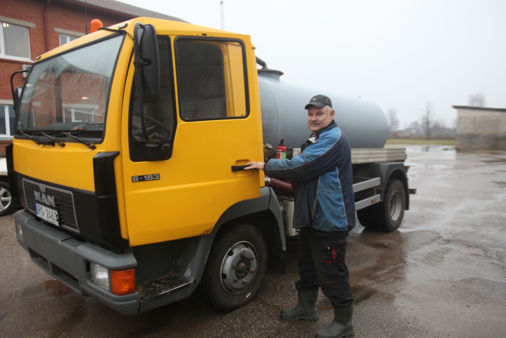 Gulbenē un piepilsētā SIA “Alba” asenizācijas pakalpojumi ir pieprasīti. Tie tiek nodrošināti, izmantojot jaunu, pagājušajā gadā iegādātu asenizācijas tehniku, kas uzstādīta uz lietotas šasijas. Iekārtas tilpums ir 4 kubikmetri. Klientu pienākums ir nodrošināt piekļuves iespēju viņu asenizācijas bedrei. Ja piekļuve nav iespējama, pakalpojumu SIA “Alba” ir spiesta atteikt. 	
Autors: Gatis Bogdanovs