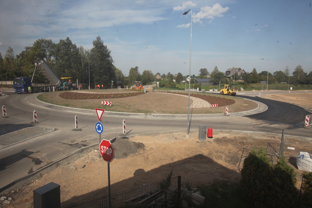 Finansējums ieguldīts liels, bet daļa autovadītāju tomēr uzsver, ka nobraucamās vietas varēja būt labāk un ērtāk izprojektētas. 
Autors: Gatis Bogdanovs