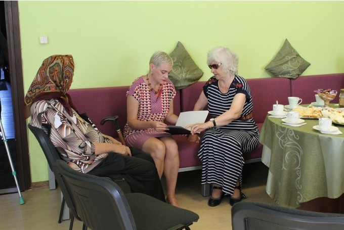 Žurnāliste un rakstniece,  ASV Aiovas universitātes docente Ināra Vērzemnieks (centrā).
Autors: no Dzirksteles arhīva