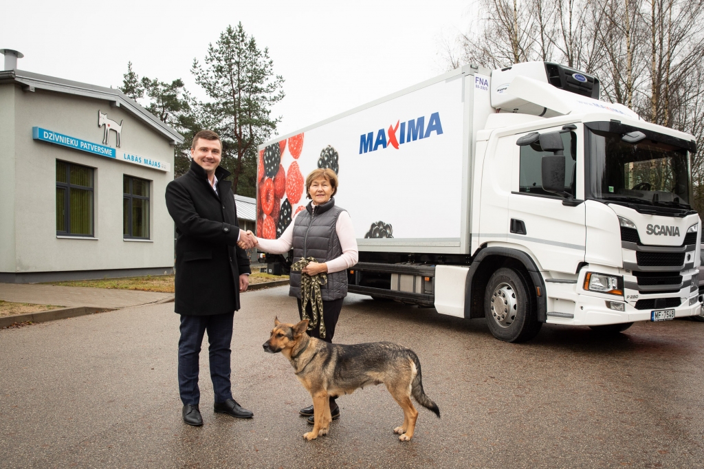 “Maxima Latvija” valdes loceklis Valdis Zeps un Dzīvnieku patversmes “Labās mājas” vadītāja Astrīda Kārkliņa.
Autors: no 